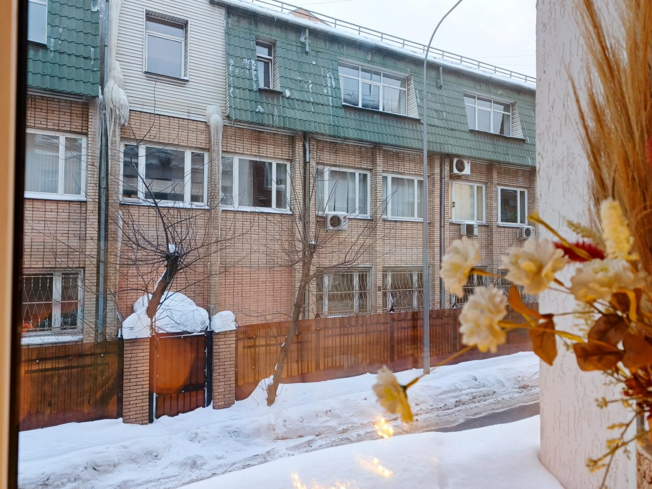Вид из окна на улицу
