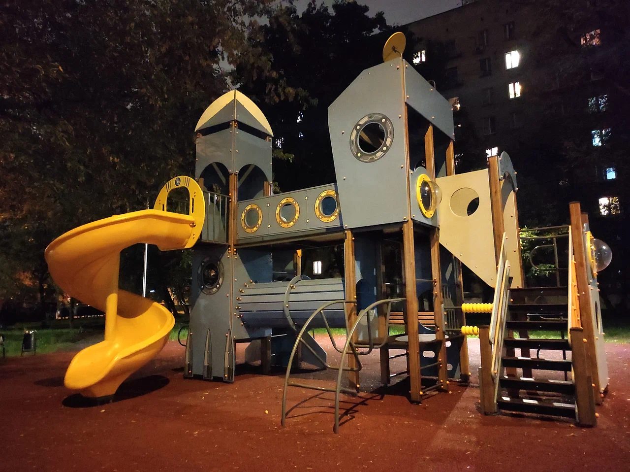 Детская площадка во дворе