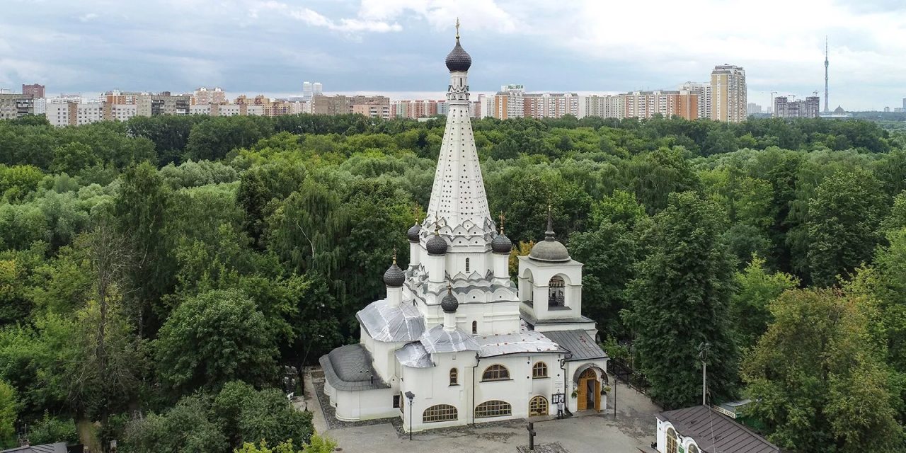 Недалеко находится одна из старейших церквей Москвы.