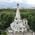 Недалеко находится одна из старейших церквей Москвы.