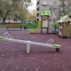 Во дворе находится обновленная детская площадка