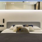 Удобная двуспальная кровать