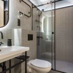 Современная ванная комната с душем