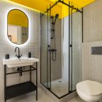 Стильная ванная комната с душем