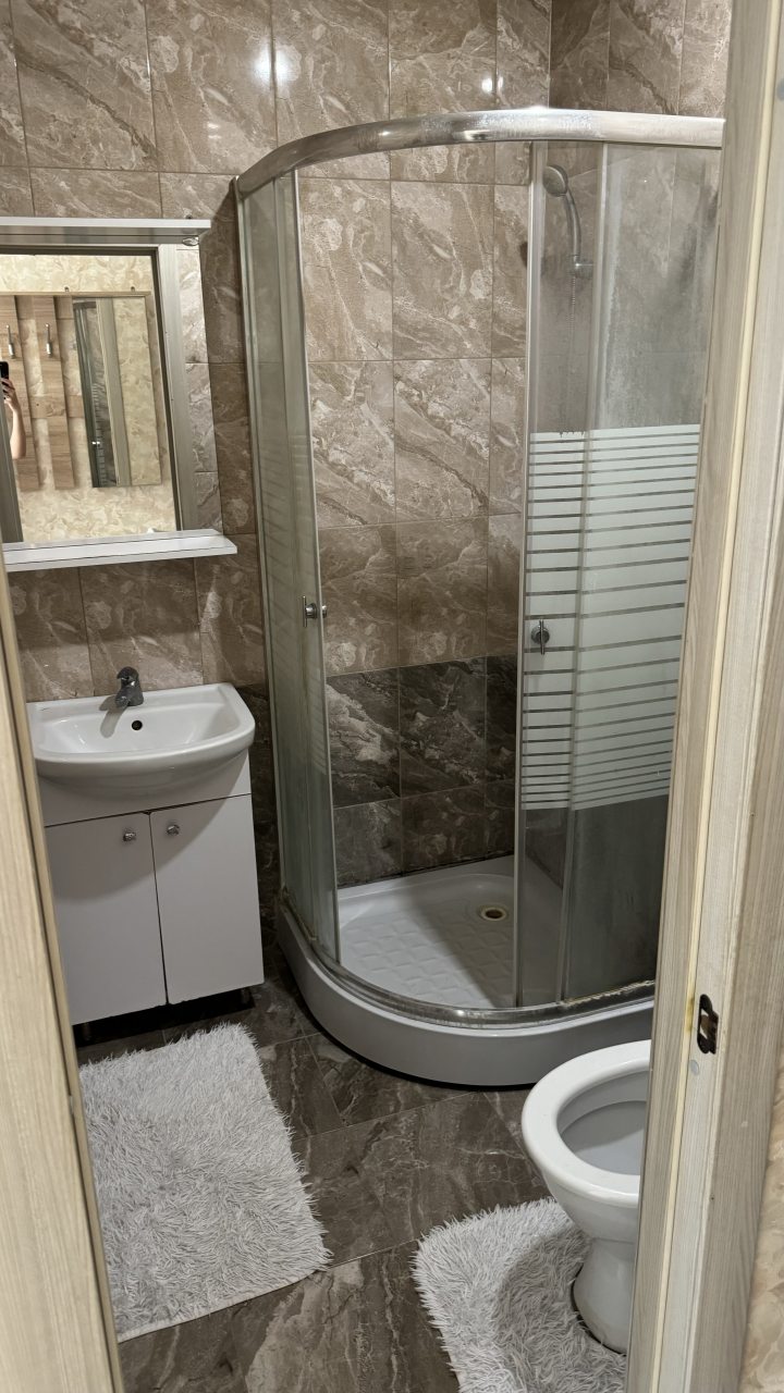 Душевая кабина, зеркало, раковина