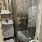 Душевая кабина, зеркало, раковина