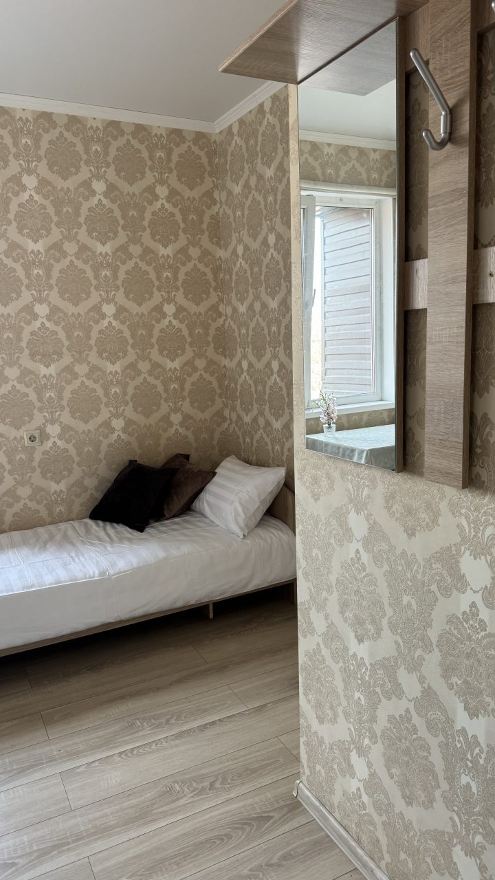 Уютный номер для одного с односпальной кроватью, зеркалом