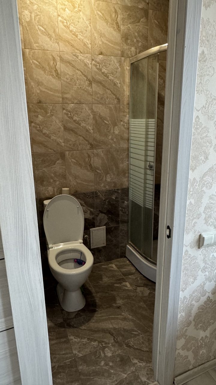 Ванная комната с душевой кабиной и всем необходимым