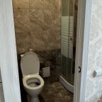 Ванная комната с душевой кабиной и всем необходимым