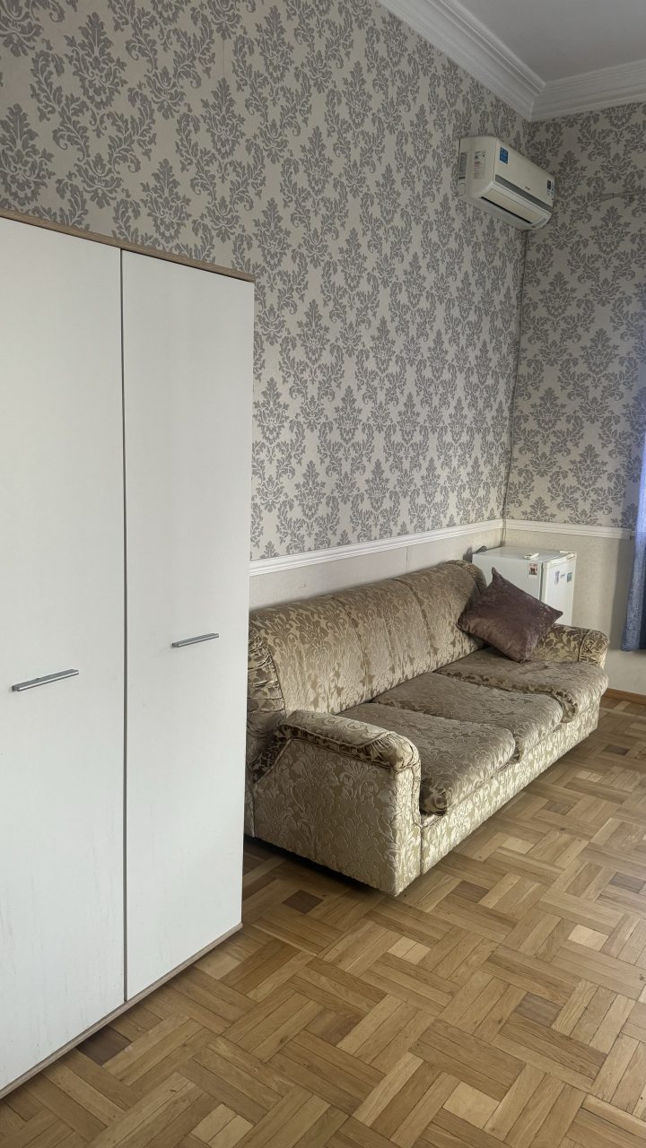 Шкаф и удобный диван, как доп место