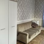 Шкаф и удобный диван, как доп место