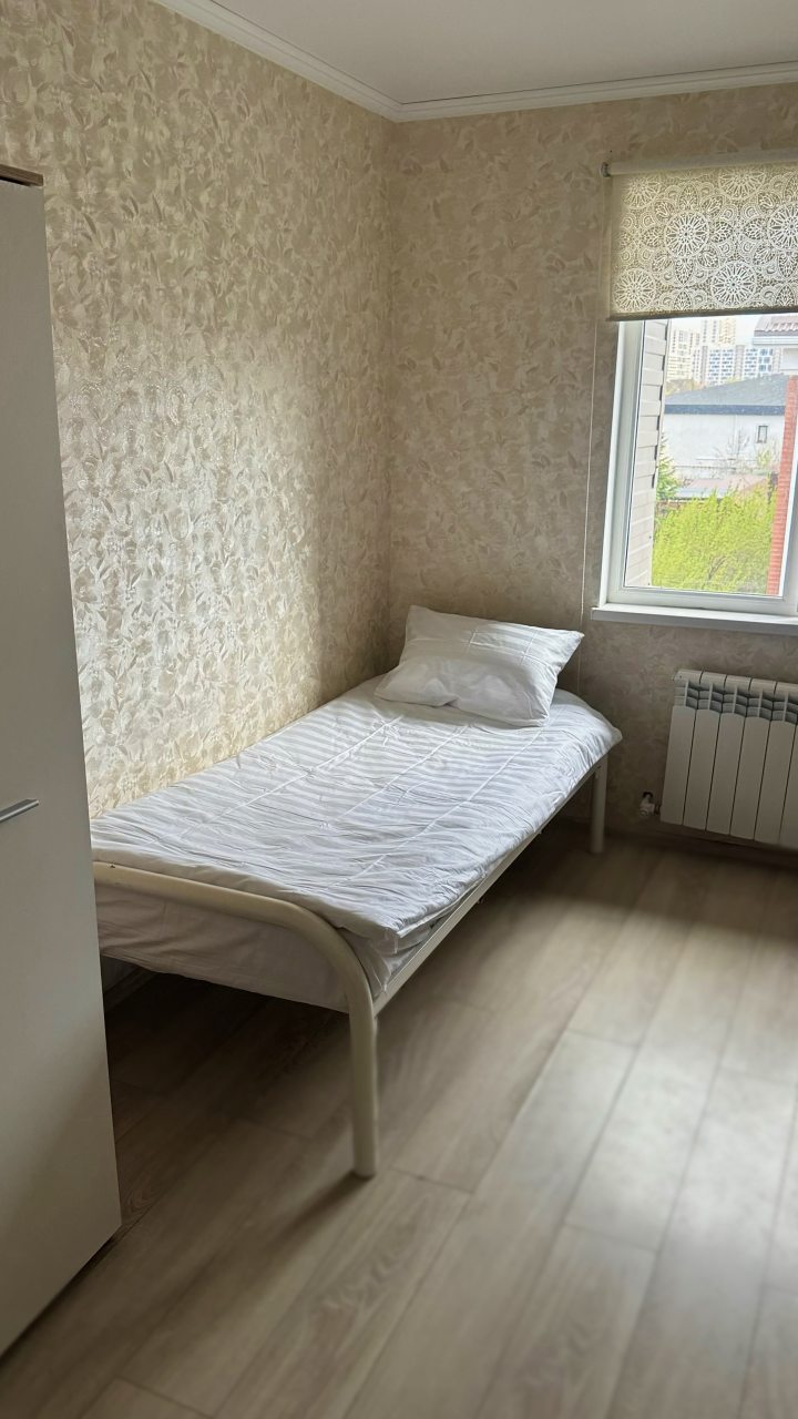 Уютный двухместный номер с двумя кроватями и видом на двор