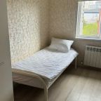 Уютный двухместный номер с двумя кроватями и видом на двор