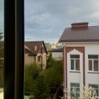 Вид из окна на тихий частный двор