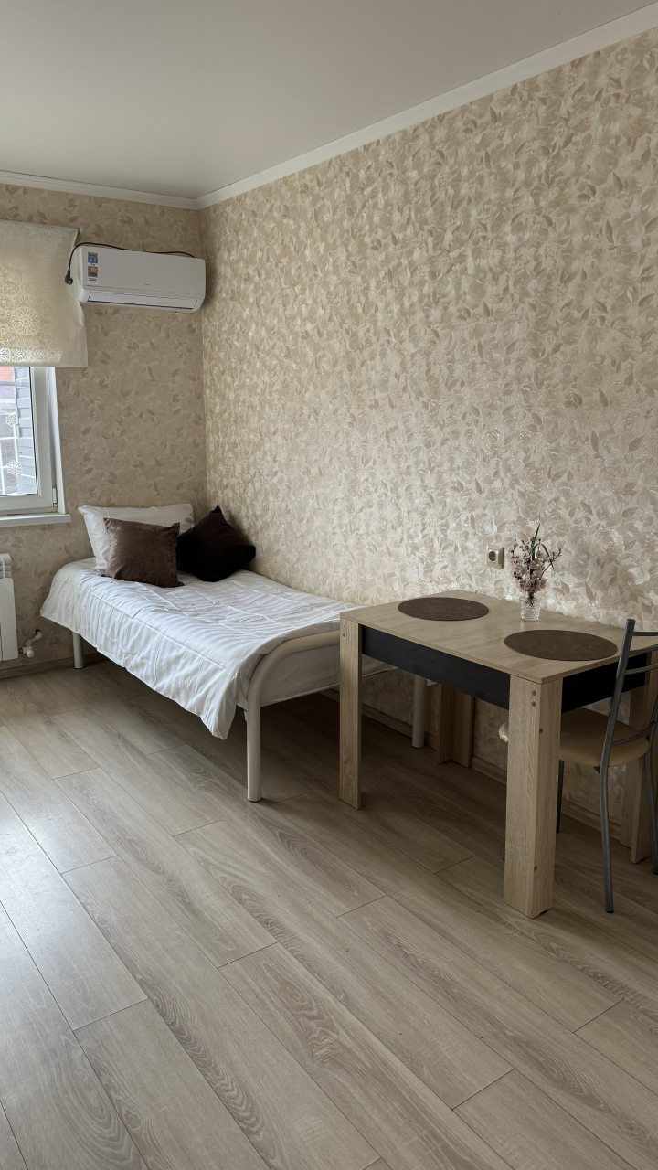 Две односпальные кровати, стол и стулья