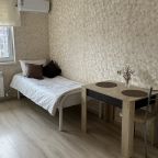 Две односпальные кровати, стол и стулья