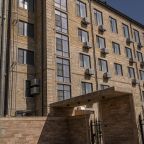 Парковка автомобилей служащим гостиницы, Гостиница Rioniros
