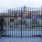 Парковка автомобилей служащим гостиницы, Гостиница Rioniros