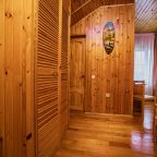 Трёхместный и более (Трёхместный с двуспальной и односпальной кроватями с видом на реку), Гостевой дом Звезда