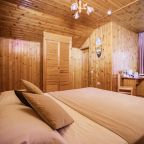 Трёхместный и более (Трёхместный с двуспальной и односпальной кроватями с видом на реку), Гостевой дом Звезда