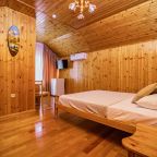 Трёхместный и более (Трёхместный с двуспальной и односпальной кроватями с видом на реку), Гостевой дом Звезда