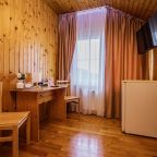 Трёхместный и более (Трёхместный с двуспальной и односпальной кроватями с видом на реку), Гостевой дом Звезда