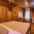 Трёхместный и более (Трёхместный с двуспальной и односпальной кроватями с видом на реку), Гостевой дом Звезда