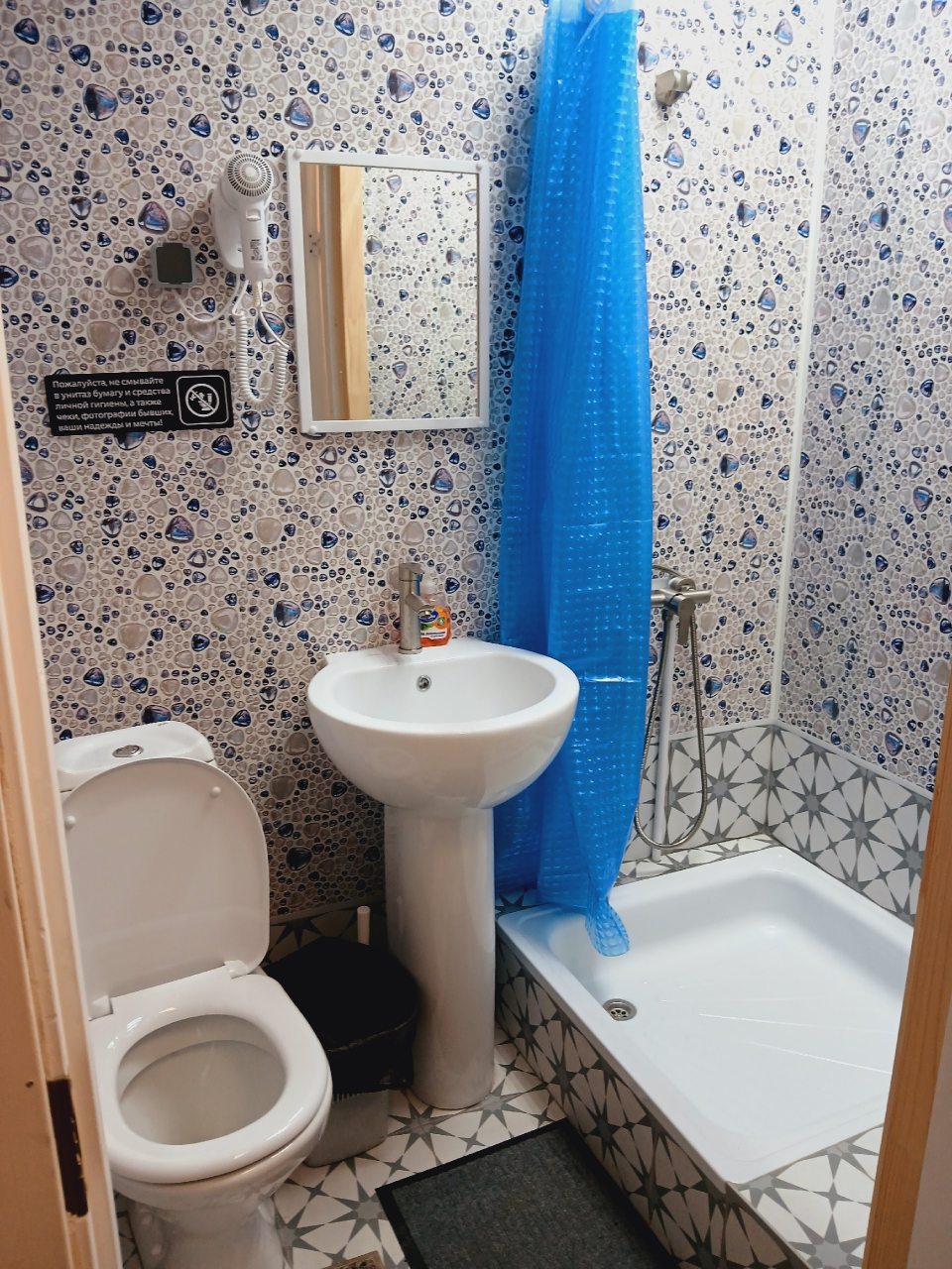 Туалет отдельный на этаже. Рядом с номером