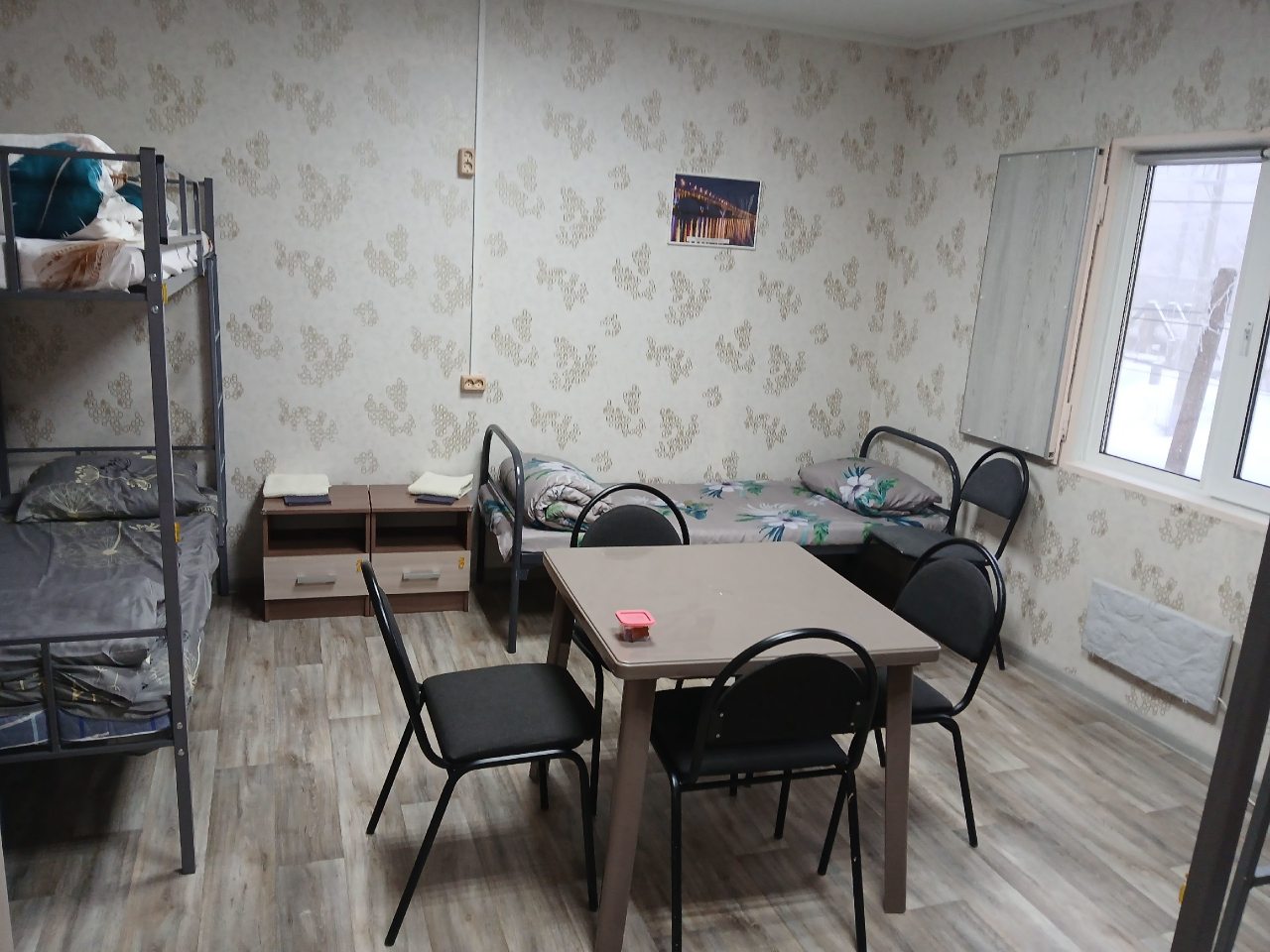Большой номер для компании. Есть всё необходимое. Кухня.