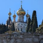 Вид на Храм Архангела Михаила, горная сторона номеров