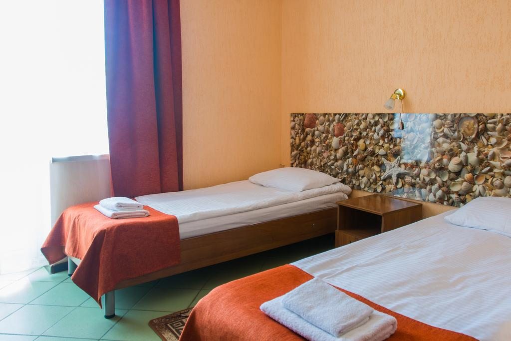 Двухместный (Двухместный номер с 2 отдельными кроватями, балконом в сторону моря) отеля Эв Рошель, Адлер