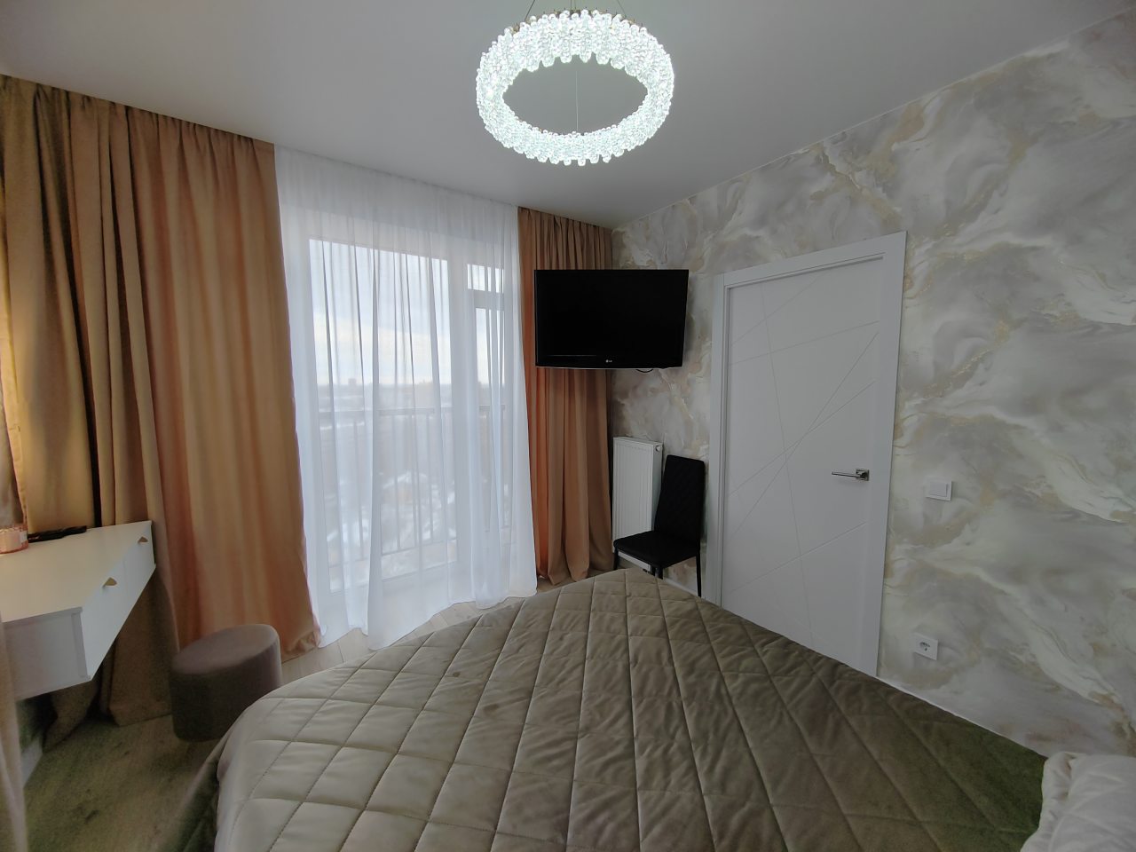 Трёхместный и более, Апартаменты на красном
