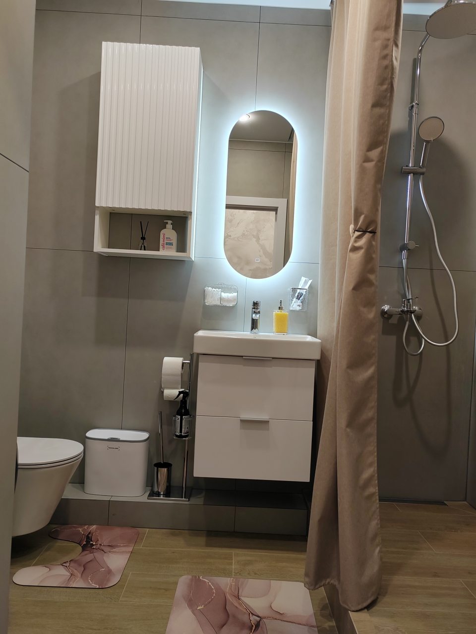 Трёхместный и более, Апартаменты на красном