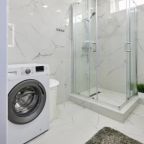 Апартаменты (Двухкомнатная квартира с видом на море. Корпус Монако 10), Гостевой дом Белый дом