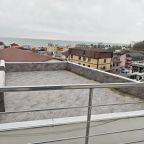 Апартаменты (Двухкомнатные апартаменты с видом на море. Монако 11), Гостевой дом Белый дом