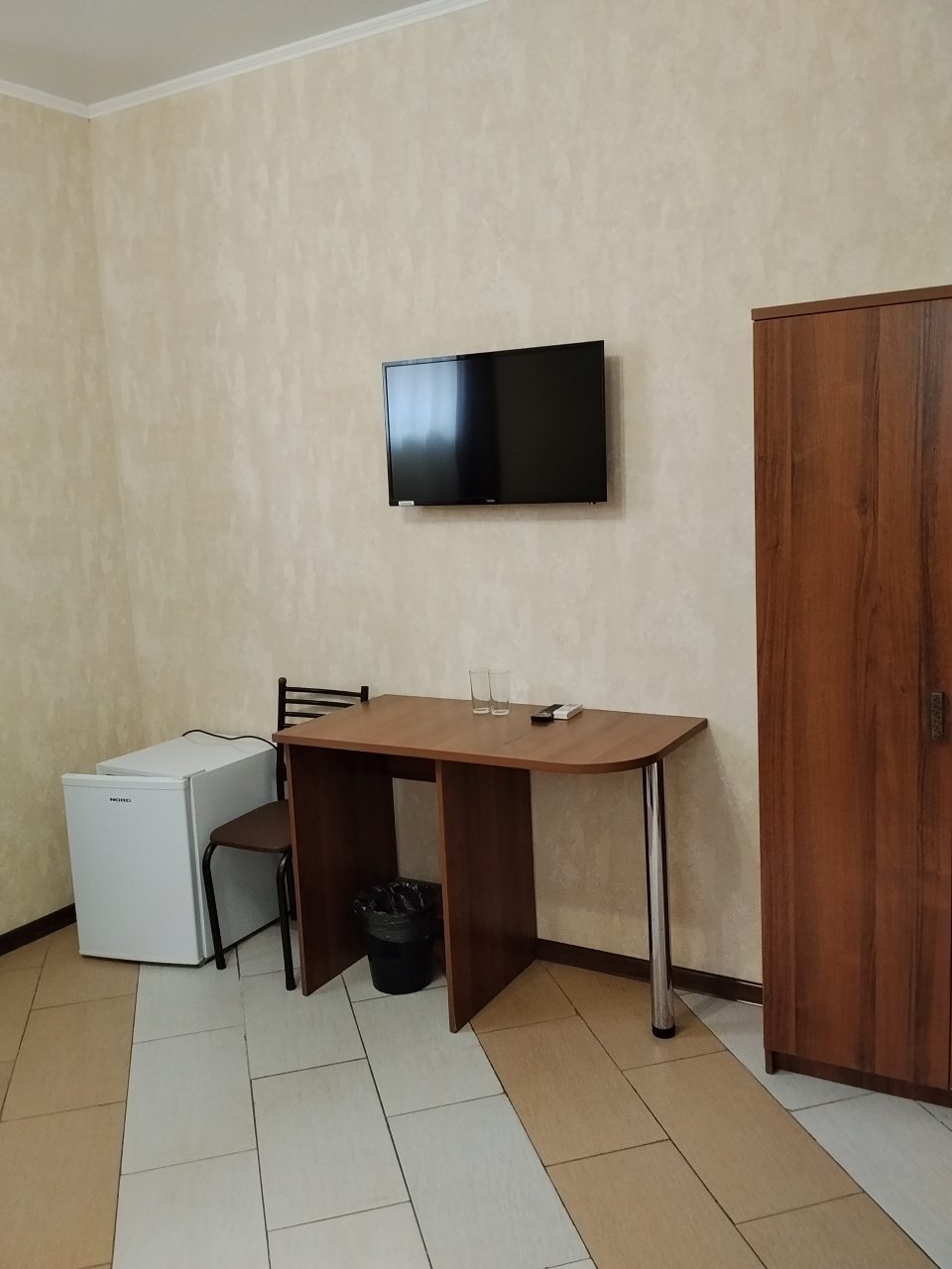 Номер включает в себя телевизор