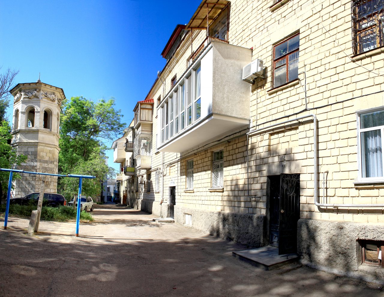 Апартаменты (Рядом с Владимирским собором, тихо, чистый воздух), Апартаменты Советская