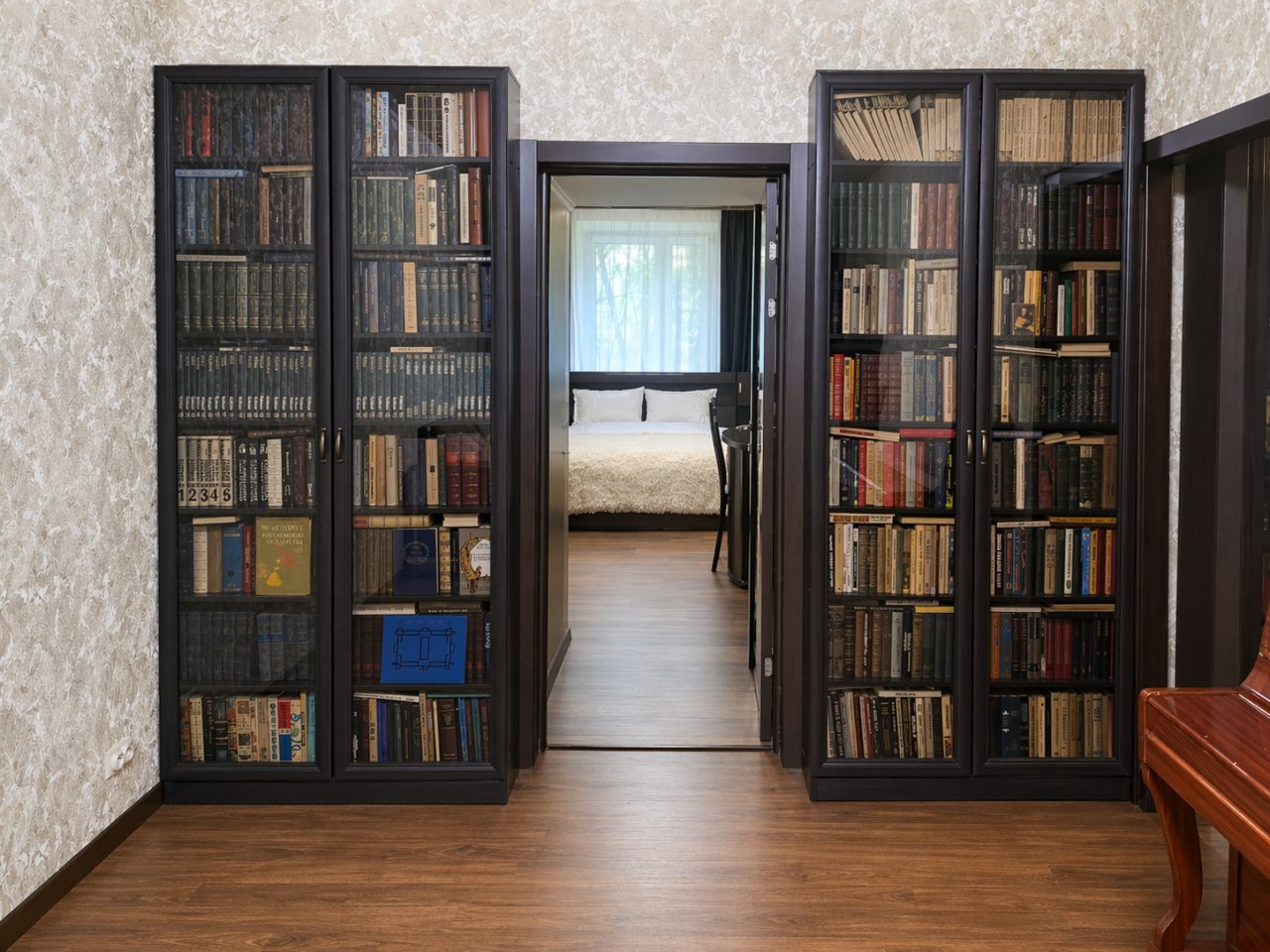 Книжный шкаф