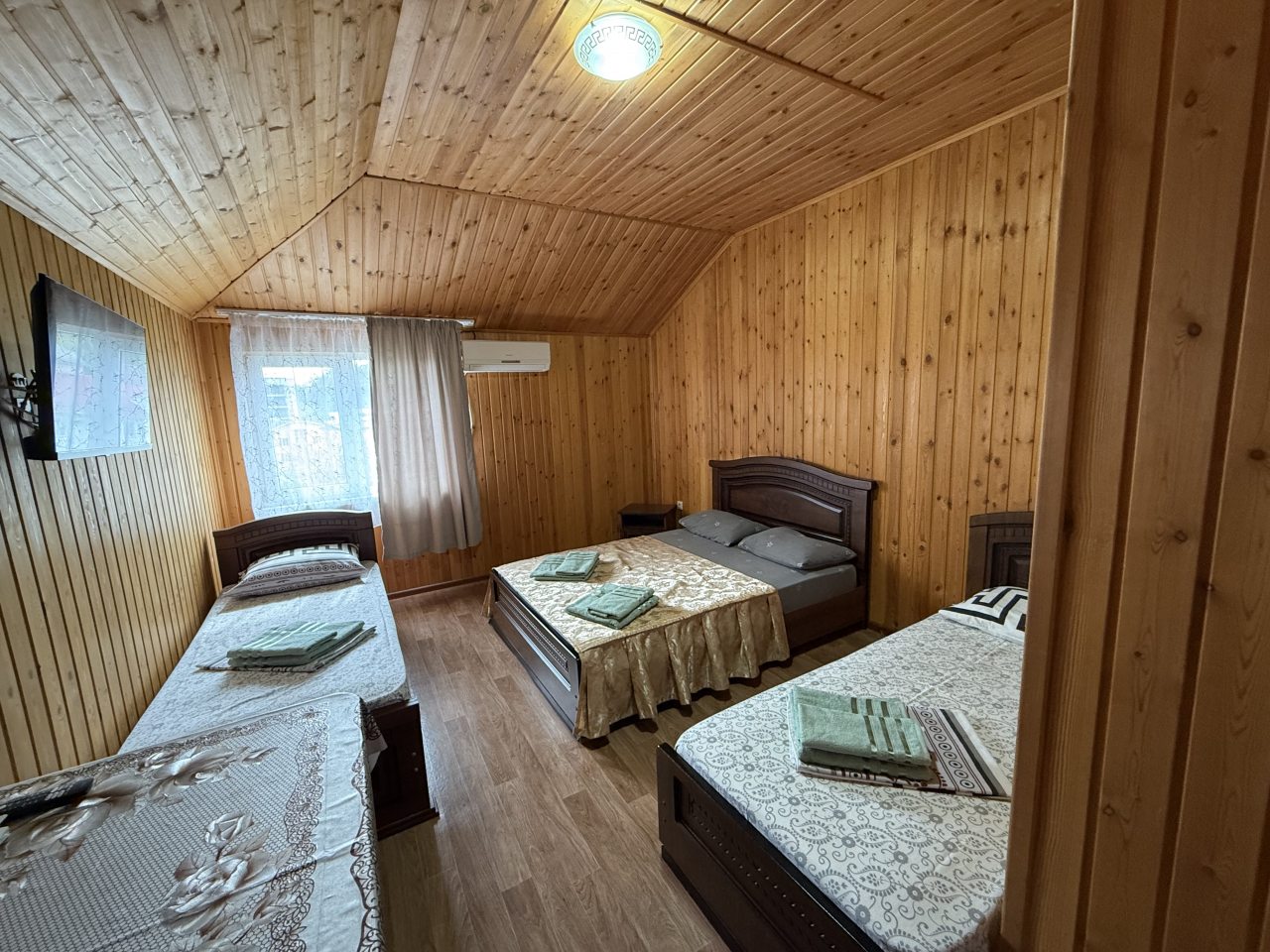 Четырехместный, Гостиница Дом у Моря
