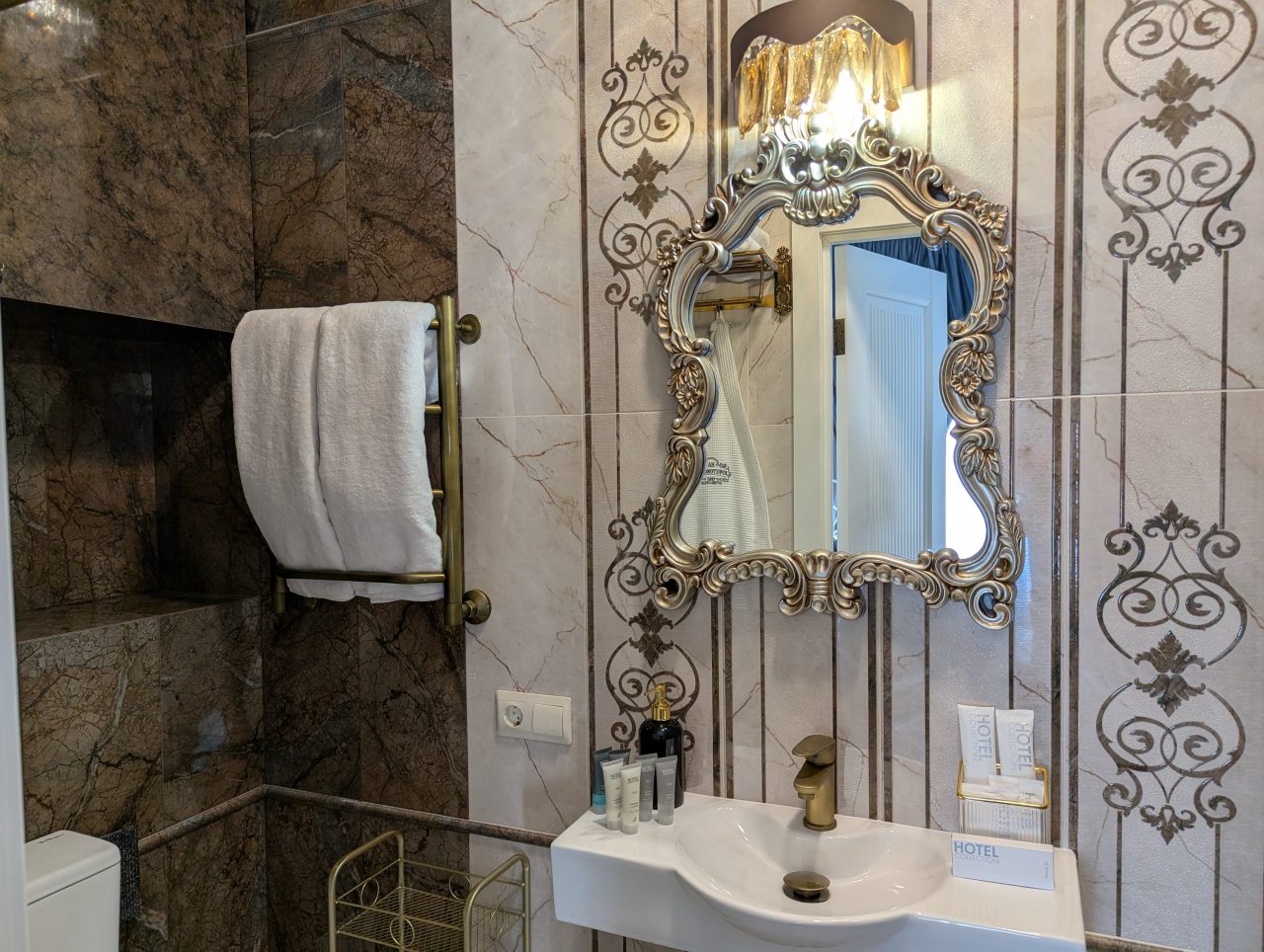 Двухместный (Камерный театр), Гостиница На Крестовской
