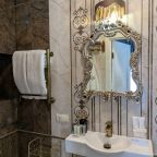 Двухместный (Камерный театр), Гостиница На Крестовской
