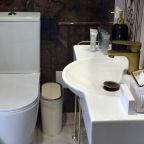 Двухместный (Камерный театр), Гостиница На Крестовской