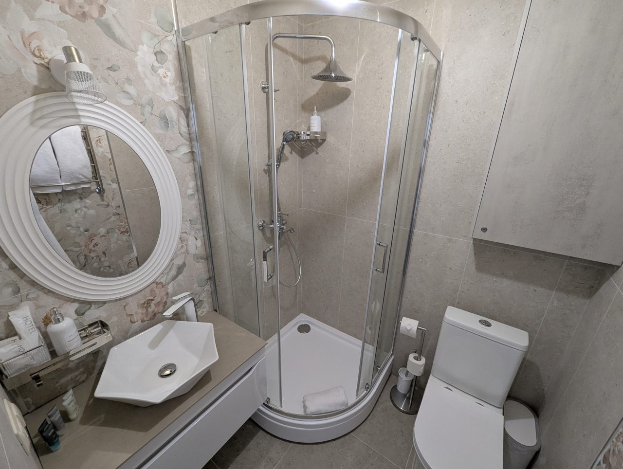 Двухместный (Пионы), Гостиница На Крестовской