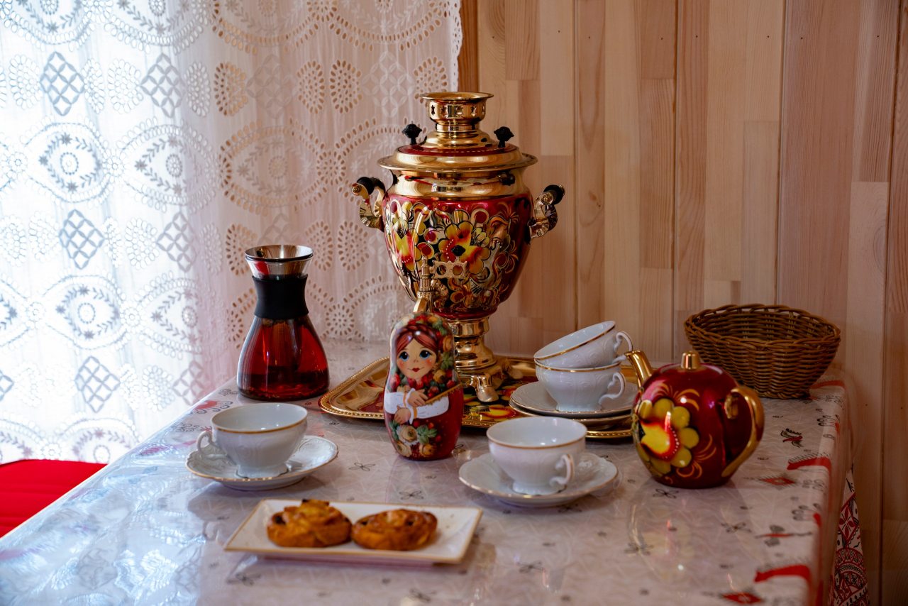 Травяной чай, ягоды и мед после парения
