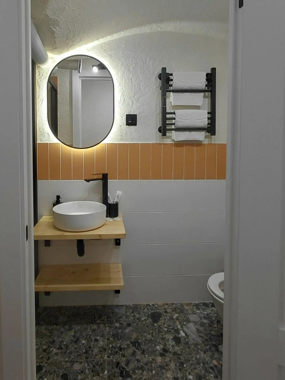 Двухместный (Петербургская роспись), Мини-отель Шишка