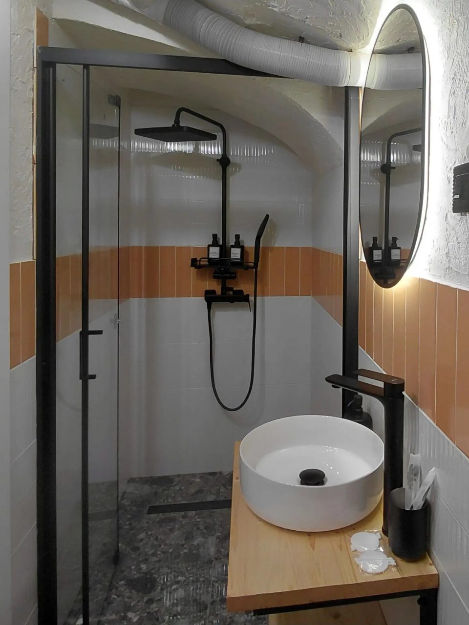 Двухместный (Петербургская роспись), Мини-отель Шишка