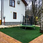 Детская площадка, Отель Три вершины