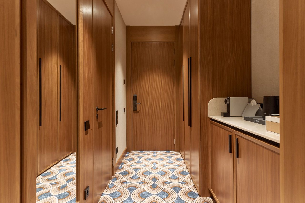 Делюкс, Отель PLATO MEOT Park & Hotel