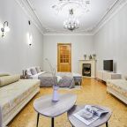 Апартаменты (Три спальни, балкон, красивый дом), Апартаменты Три спальни балкон красивый дом