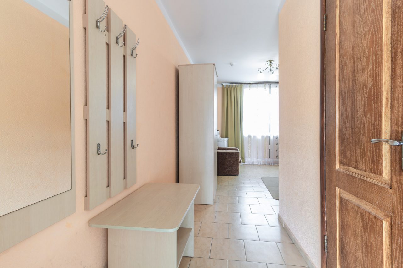 Пятиместный (Двухкомнатный стандарт с балконом), Гостиница Лора
